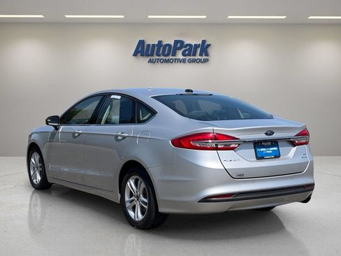 Used 2018 Ford Fusion SE w/ Fusion SE Technology Package FWD image 5