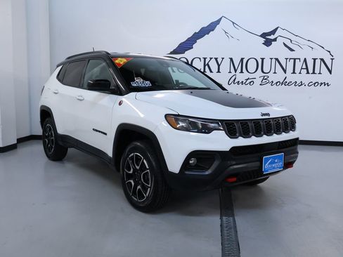 Used 2025 Jeep Compass Trailhawk AWD/4WD image 1