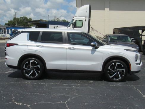 Used 2022 Mitsubishi Outlander SE image 2