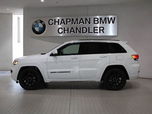 Used 2022 Jeep Grand Cherokee Laredo X AWD/4WD image 3