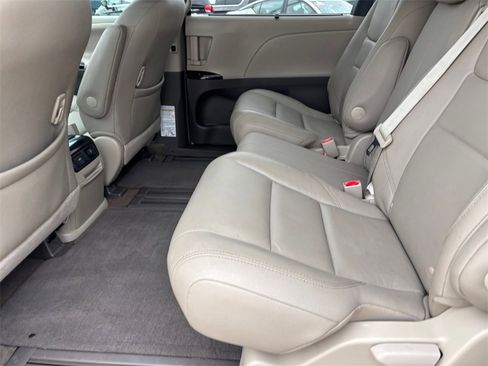Used 2017 Toyota Sienna XLE image 29