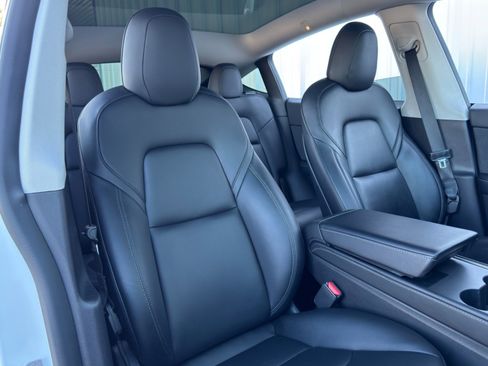 Used 2021 Tesla Model Y Long Range image 36