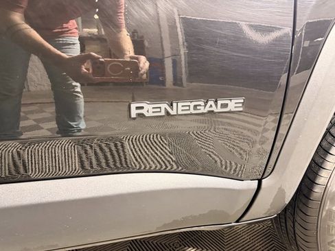Certified 2023 Jeep Renegade Latitude image 10