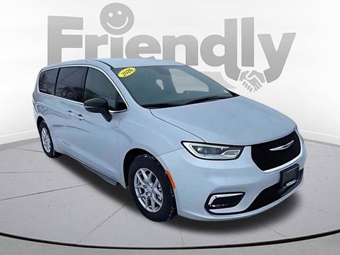 New 2026 Chrysler Pacifica Select FWD image 3