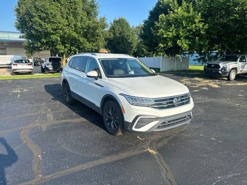 Used 2024 Volkswagen Tiguan SE AWD/4WD image 1