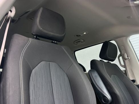 Used 2022 Chrysler Voyager LX FWD image 17