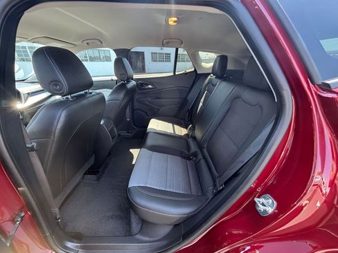 Used 2025 Chevrolet Trax LT FWD image 27