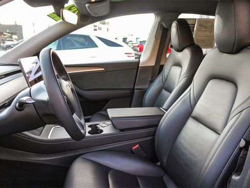 Used 2022 Tesla Model Y Long Range image 21