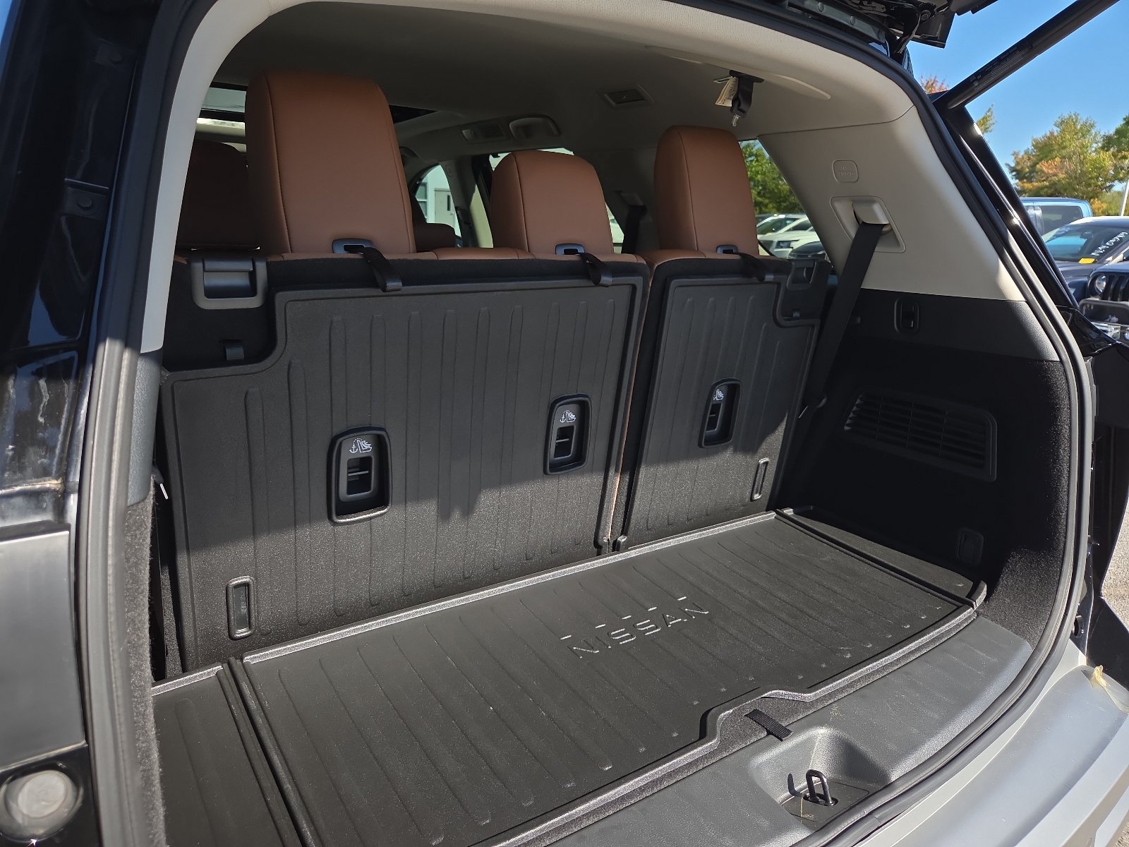 Used 2024 Nissan Pathfinder Platinum w/ Cargo Package AWD/4WD image 9