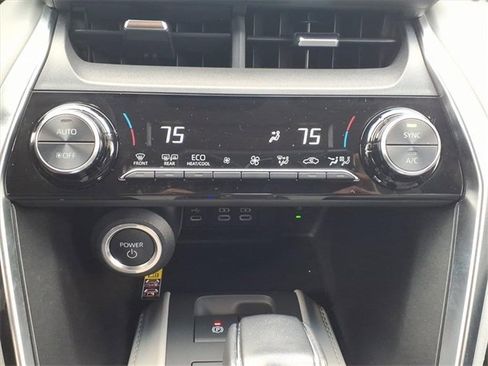 Used 2023 Toyota Venza LE image 11