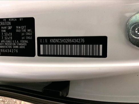 Used 2024 Kia Carnival EX image 33