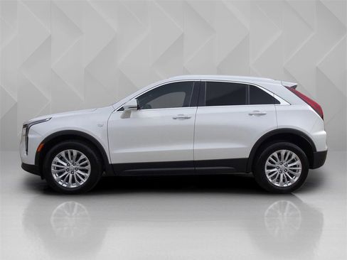 Certified 2024 Cadillac XT4 Luxury w/ Cold Weather Package image 2