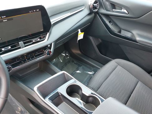 Used 2025 Chevrolet Equinox LT w/ Safety and Technology Package FWD image 24