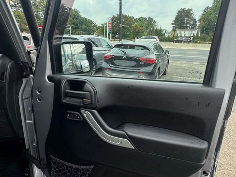 Used 2014 Jeep Wrangler Unlimited Rubicon w/ Connectivity Group image 15