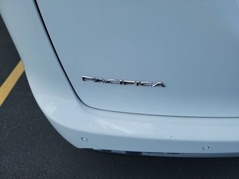 Used 2024 Chrysler Pacifica Limited FWD image 4