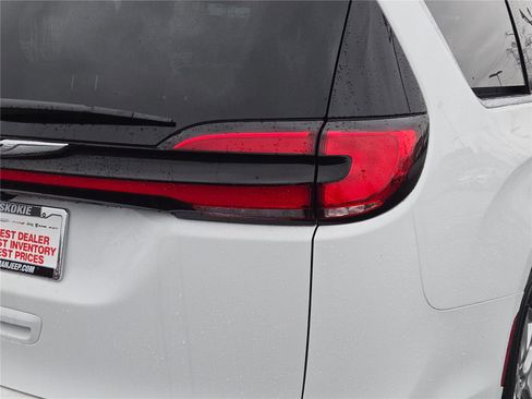 New 2026 Chrysler Pacifica Select image 13