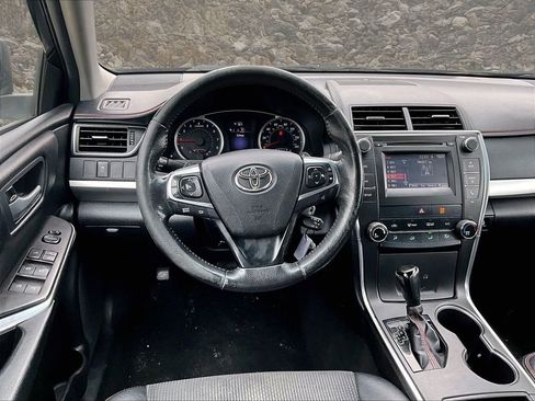 Used 2017 Toyota Camry SE image 5