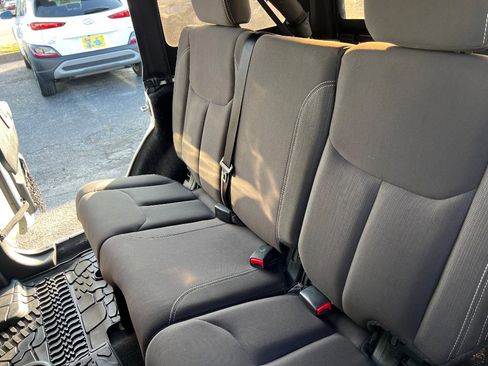 Used 2017 Jeep Wrangler Unlimited Sahara w/ Connectivity Group image 34