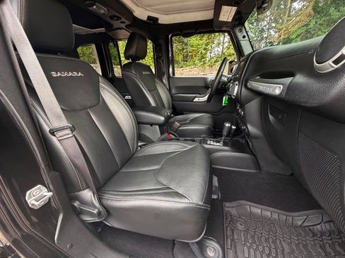 Used 2018 Jeep Wrangler Unlimited Sahara w/ Connectivity Group AWD/4WD image 31