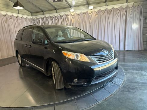 Used 2014 Toyota Sienna XLE w/ XLE Premium Package FWD image 3