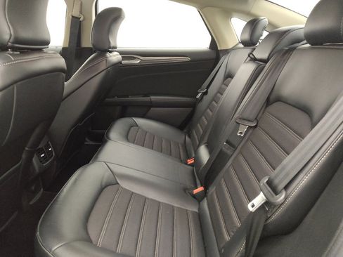 Used 2017 Ford Fusion SE image 18