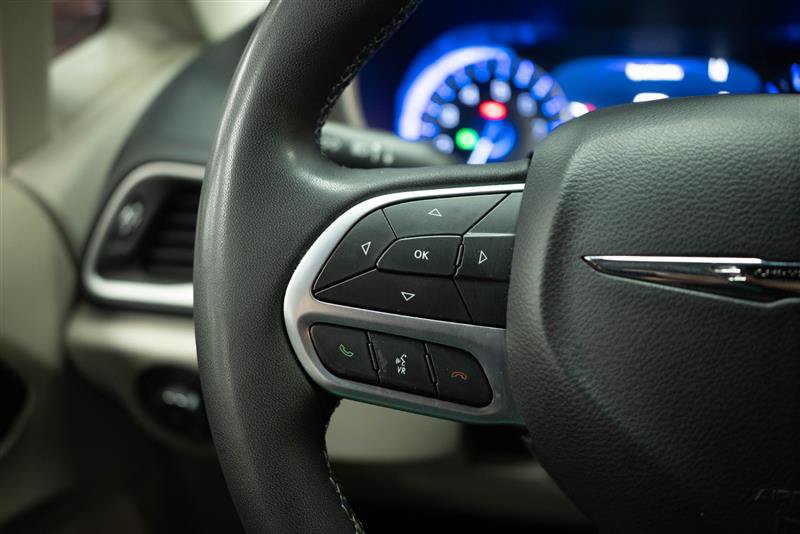 Used 2023 Chrysler Pacifica Touring-L FWD image 27