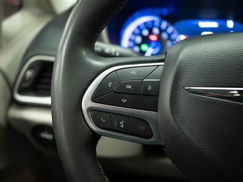 Used 2023 Chrysler Pacifica Touring-L FWD image 27