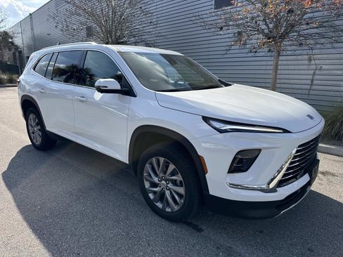 Used 2025 Buick Enclave Preferred image 4