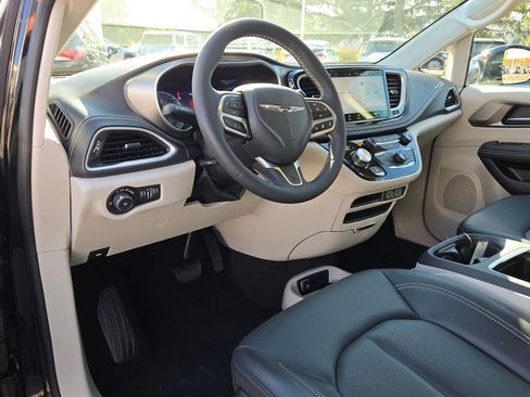 Used 2024 Chrysler Pacifica Touring-L image 19