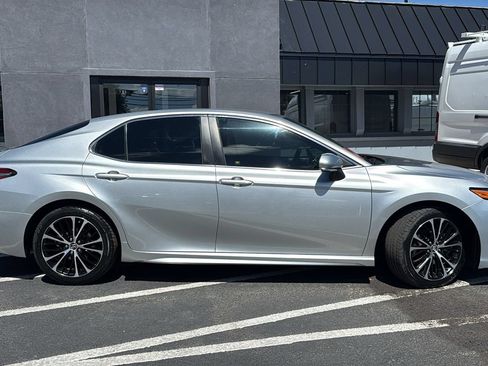 Used 2018 Toyota Camry SE w/ Convenience Package FWD image 2