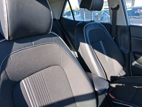 Used 2023 Hyundai Venue Limited image 11