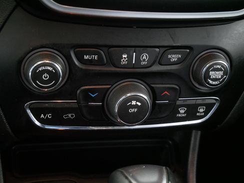 Used 2019 Jeep Cherokee Latitude Plus image 23