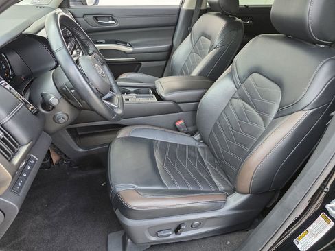 Used 2024 Nissan Pathfinder Platinum image 10