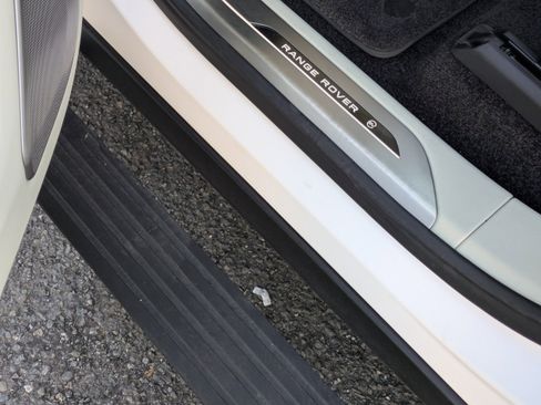 Used 2025 Land Rover Range Rover SV image 31