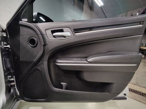 Used 2019 Chrysler 300 S w/ S Model Appearance Package RWD image 9