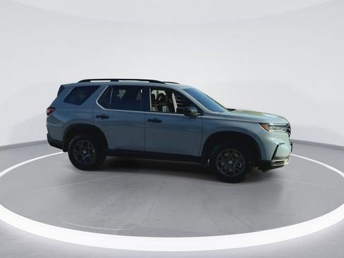 Used 2025 Honda Pilot TrailSport image 2