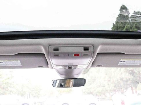 Used 2024 Volkswagen Tiguan SE w/ Panoramic Sunroof Package FWD image 16