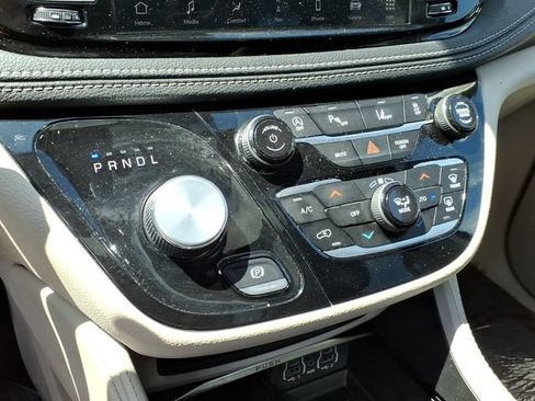 Used 2024 Chrysler Pacifica Limited FWD image 22