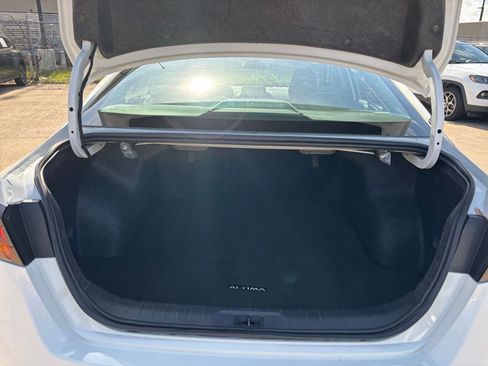 Used 2025 Nissan Altima 2.5 SV FWD image 31