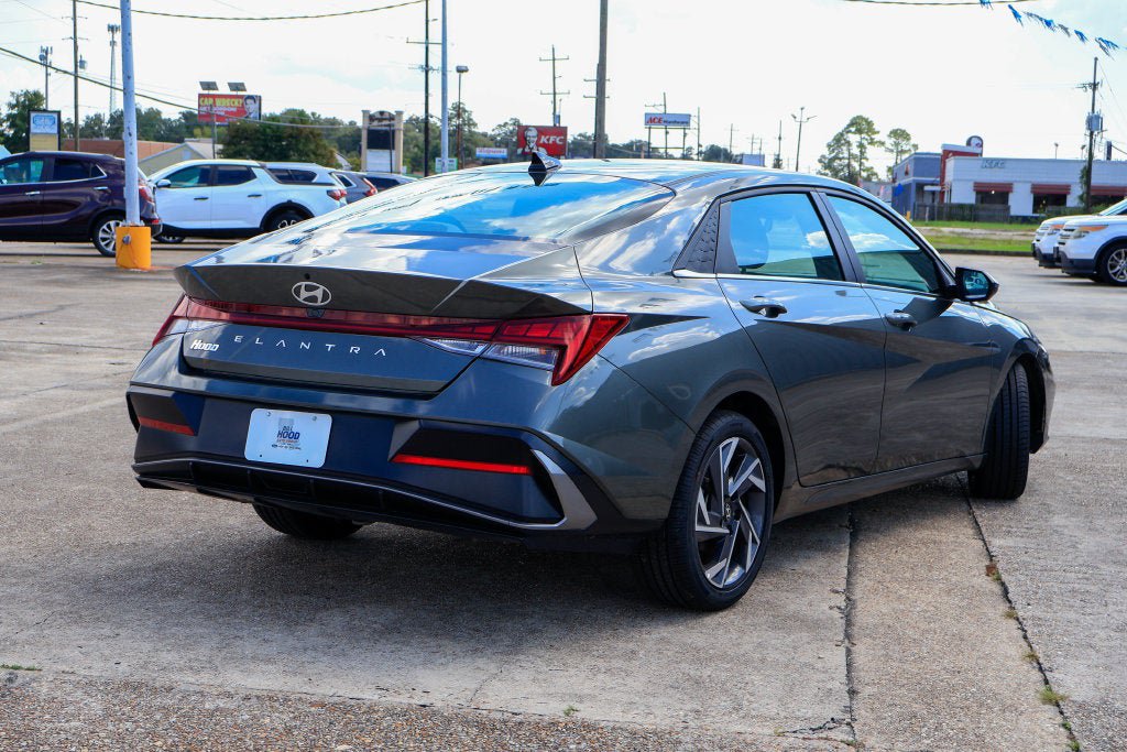 Used 2025 Hyundai Elantra SEL FWD image 21