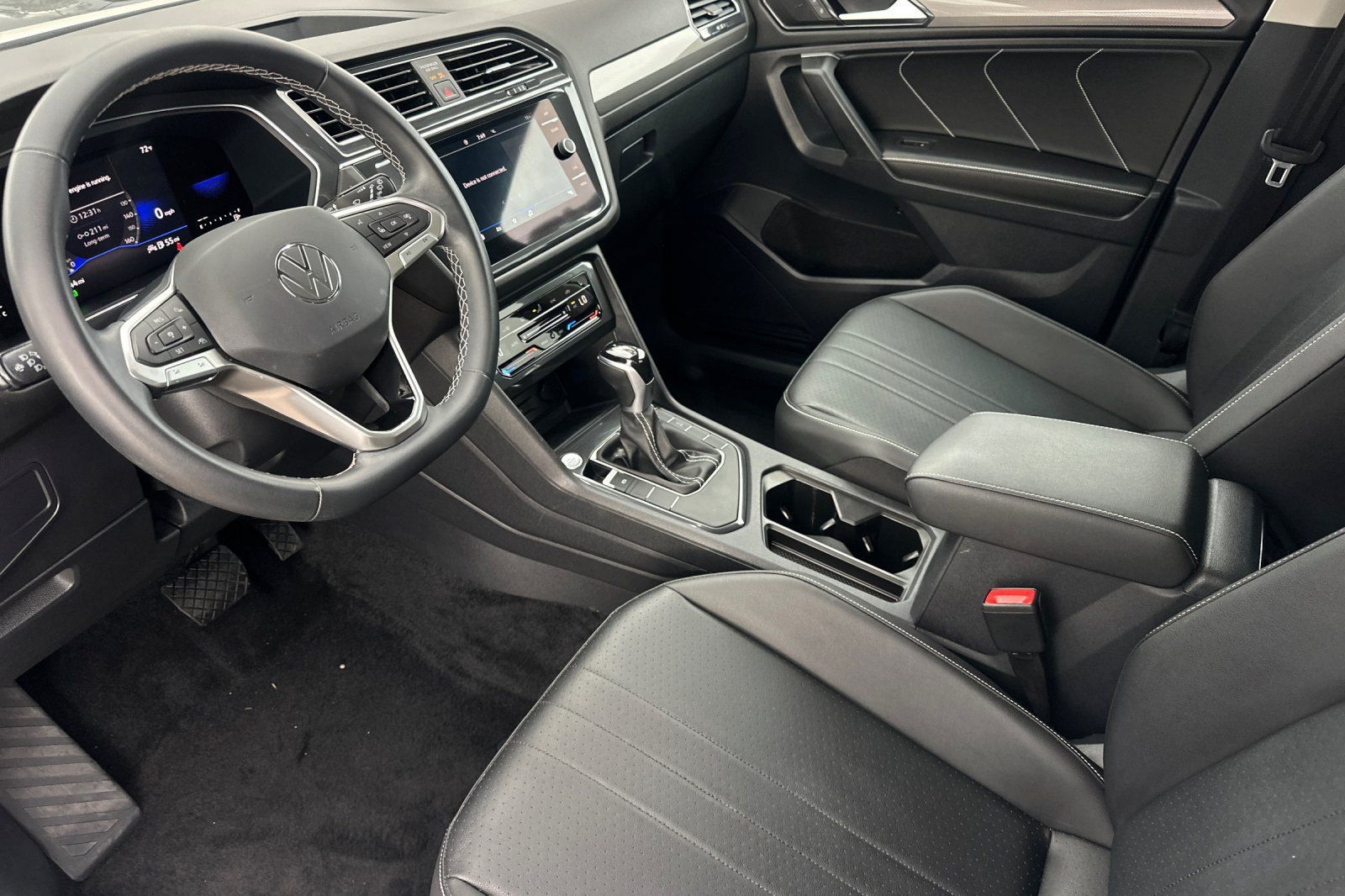 Used 2023 Volkswagen Tiguan SE w/ Panoramic Sunroof Package FWD image 10
