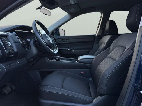 Used 2024 Nissan Pathfinder SV image 14