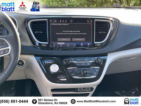 Used 2023 Chrysler Pacifica Touring-L image 7