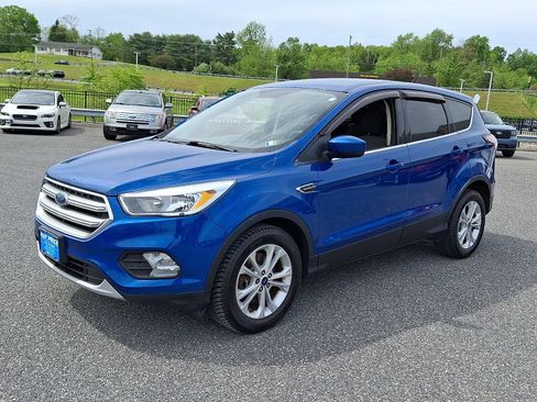 Used 2017 Ford Escape SE w/ SE Cold Weather Package AWD/4WD image 3