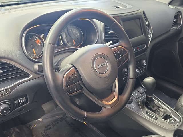 Used 2020 Jeep Cherokee Latitude Plus w/ Cold Weather Group AWD/4WD image 17