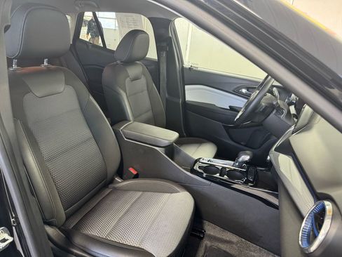 Used 2025 Chevrolet Trax LT w/ LT Convenience Package FWD image 25