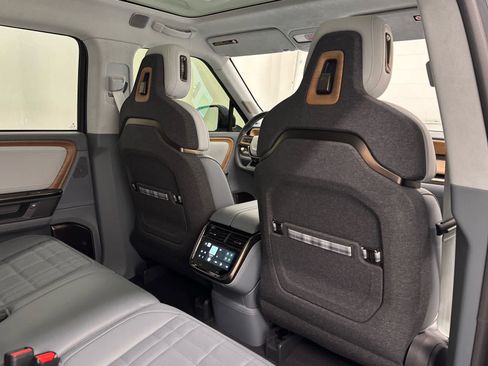 Used 2026 Rivian R1S Premium image 21