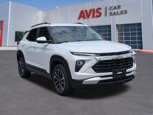 Used 2025 Chevrolet TrailBlazer LT AWD/4WD image 3