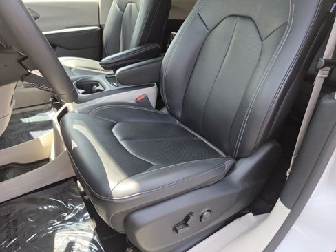 Used 2024 Chrysler Pacifica Touring-L FWD image 25
