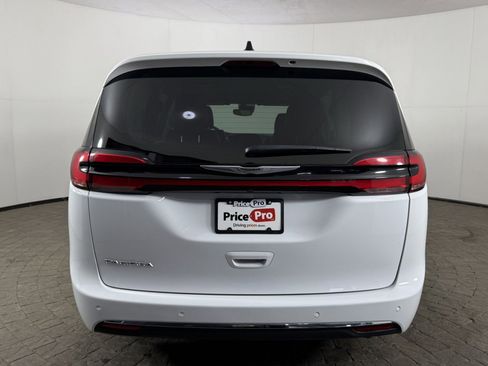 Used 2024 Chrysler Pacifica Touring-L FWD image 6
